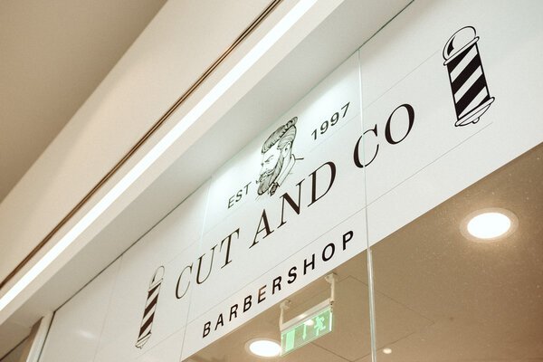 Cut & Co Barbershop Schriftzug